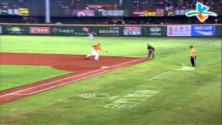 20130927 CPBL 象VS獅 8上 鄧志偉反應快 自踩壘包刺殺張志偉