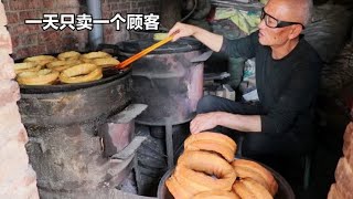 陕西大叔卖特殊美食，不按斤不按个要用摞来算，一天只卖一个顾客