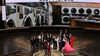 "Todo a la vez en todas partes" arrasa en los Óscar con 7 estatuillas