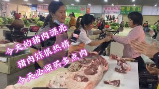 海口猪肉妺真热情，阿宝天天来跟她买肉，今天买了五花肉和猪头骨