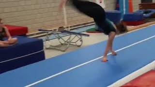 Merel (Junior F) arabier flikflak salto op tumbling