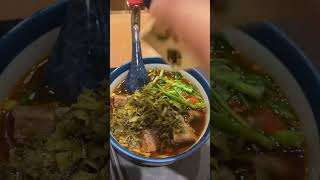 三商巧福的番茄牛肉麵，加一大把酸菜