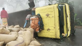 ডাবল ভিট মেরে ধান লোড  ট্রাক পালটি।Truck goes Crazy accident