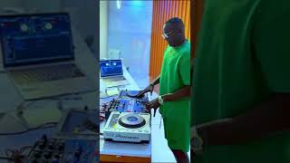 MBWEMBWE ZA DJ ALLY B /Pesa Nyingi Maneno kidogo