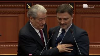 Berisha shtyn Alibeajn nga foltorja e Kuvendit! Shikoni momentet kur e përzë dhe se lejon të ...