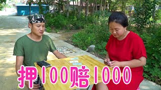 骗子摆地摊，押100元赔1000元，谁知美女是高手，把骗子整哭了【百花娱乐】