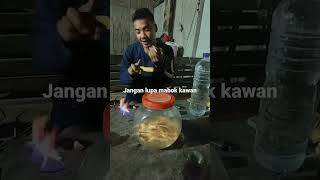 nyalain rokok sama arak Jawa rasanya panas di jari😁😁🤣