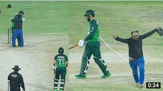 A fan ran on the pitch and hugged Shadab Khan at Multan Cricket Stadium...😍❤🇵🇰🙌Vi-kitan Cricket Tea