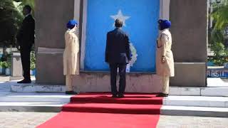 Madaxweynaha Somalia Xasan Sheikh Mohamud Xusaya 1da Luulyo Maalinta Xoriyada iyo Midnimada Somalia.