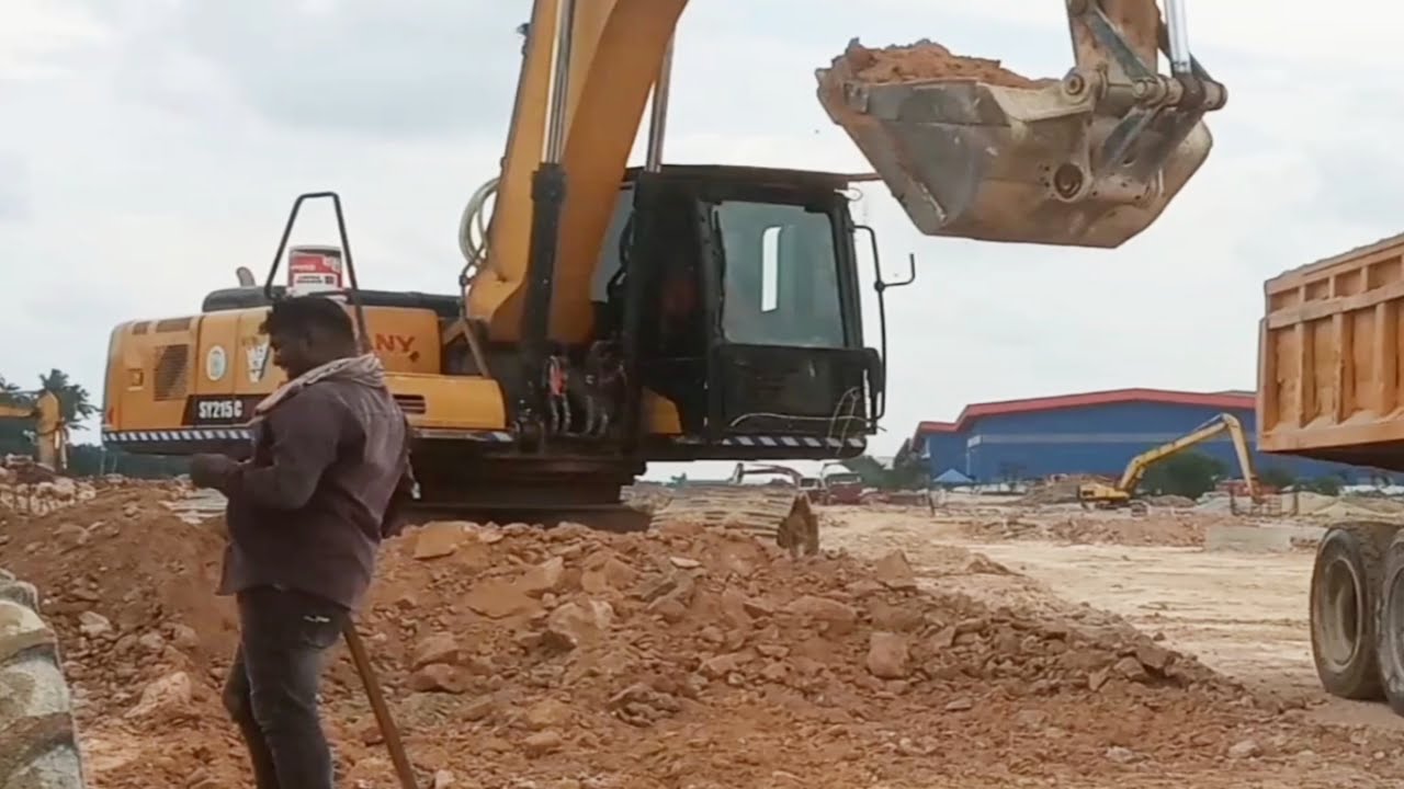 Excavator Loading Material Tanah Tibunan Ke Dalam Truck /Lori Hantu ...