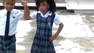 Niña besa a niño en su graduación