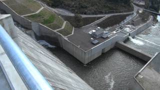 嘉瀬川ダム 越流テスト光景 真上