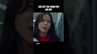 she doesn't know there'r zombies in train #kdrama #newtopia #shortsvideo #shorts