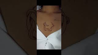 🐍 🌙 tatuagem delicada e estilosa.