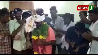 வாளால் கேக் வெட்டும் அமமுக பிரமுகர்