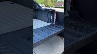 2004 Chevrolet Avalanche 67k miles. Wide open middle tail gate Demonstration