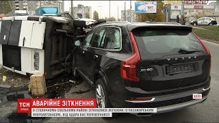 У столиці автомобіль врізався у мікроавтобус із пасажирами