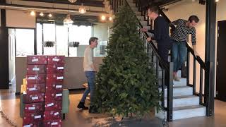 Kerst bij Eminent: De kerstboom optuigen