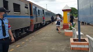 ขบวน 1115 จอดซ้อนคันกับรถจักรไอน้ำ feeder train 1115 with Steam locomotive