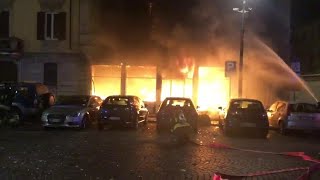Pavia, esplode bar davanti al municipio: le fiamme divorano il locale