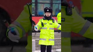 雪落下的聲音 #短褲 #交警 #小虎牙警官 #警察