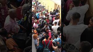 ఫీట్లు - పాట్లు ౹ రైల్ లో సీట్లకై అగచాట్లు heavy crowded train #train #telugu #railway #crowd #life