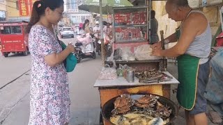 临沂老汉做锅煎鱼18年，一条鱼卷2煎饼8块钱，很多美女喜欢吃这口【瓜农探味】