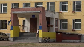 Тріснуте вікно, небезпечна проводка, старі парти: батьки скаржаться на умови навчання у 19 школі