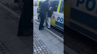 Polis håller fast oskyldig kille som spelar in en musikvideo #polisen #sverige #fördig #brutalt