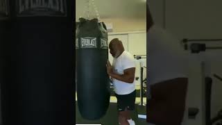 😳😳 MIKE TYSON BOXING LESSONS ON HEAVY BAG