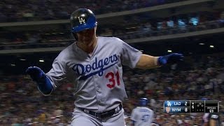 LAD@NYM: Pederson hits a solo homer as fan makes grab