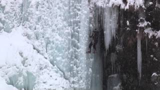 氷瀑を登る人