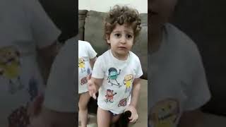 لا تقولي انصرف ههههه طفل زعلان من أمه ليه بتحكيلو انصرف لا تلعب بالكهربا 😂😂