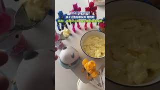 寶爸喂寶寶吃飯，孩子讓他先喂玩具，她再吃