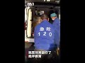 男子单手撑杆跨护栏过马路受伤