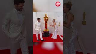Emily Blunt and John Krasinski share an adorable moment on the Oscars carpet together!