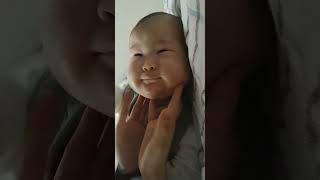 통통한 아기 볼 chubby baby cheeks