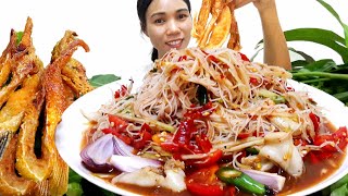 กินตำซั่วขนมจีน เผ็ดๆ พุงปลาแซลมอนทอดกรอบ เผ็ดแซ่บน้ำปลาร้า ผักสลัดสดๆจร้า #นั่งกินแซ่บ#ซั่วข้าวปุ้น