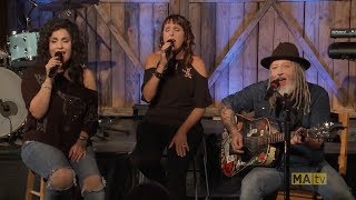 Karo Laurendeau, Rob Langlois et Cynthia Harvey | Au bord du lac Bijou   Sous les cheminées