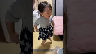 ドーナッツの歌に踊らされてしまう2歳児　A 2-year-old is danced by a donut　#shorts