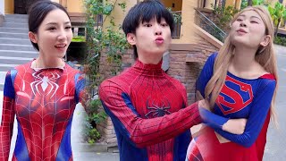 花心の男スパイダーマンは、女スパイダーマンと女スーパーマンを背負ってこんなことをした! 真実はあまりにもひどい!