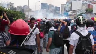 Government Forces Clash With Democracy Protester Venezuela 8/5/2017 (2/2)