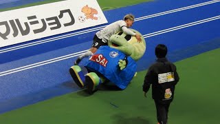 神戸の藤本選手 試合後にニータンに恒例のあいさつ