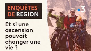 Des guides font découvrir l'alpinisme et la montagne à ces jeunes en grande pauvreté