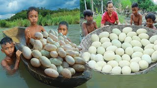 Mountain women found alot of eggs and she cooked with coconut for eat. Its so yummy.