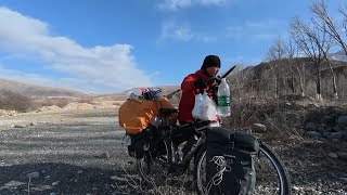 冬季骑行川藏线，离开甘孜县城就遭遇大逆风，果断在路边找了块平地就此扎营【阿斌的旅行】