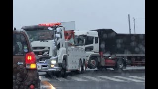 お見事な運転！トレーラーを牽引するレッカー車