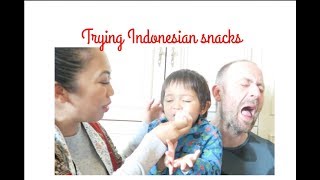 orang Inggris nyoba snacks Indonesia | kiriman dr Finda