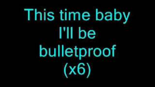 La Roux-Bulletproof (Lyrics on screen)