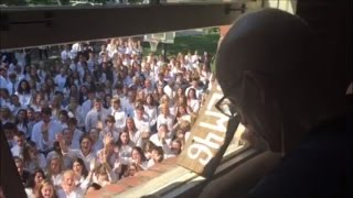 400 Students and Faculty Sing Hymns For Teacher Who Stopped Cancer Treatment